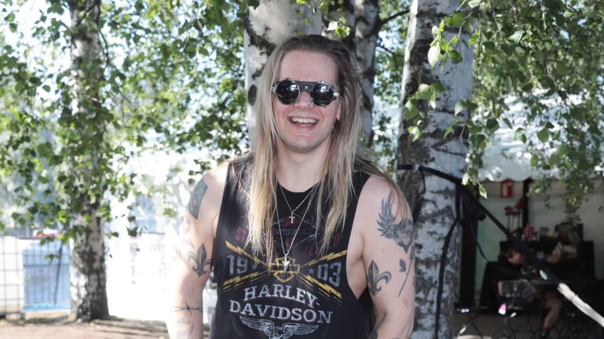 Olli Hermanilla erikoinen juhannusmuisto Alexi Laihosta –  ”Surullinen sävy”